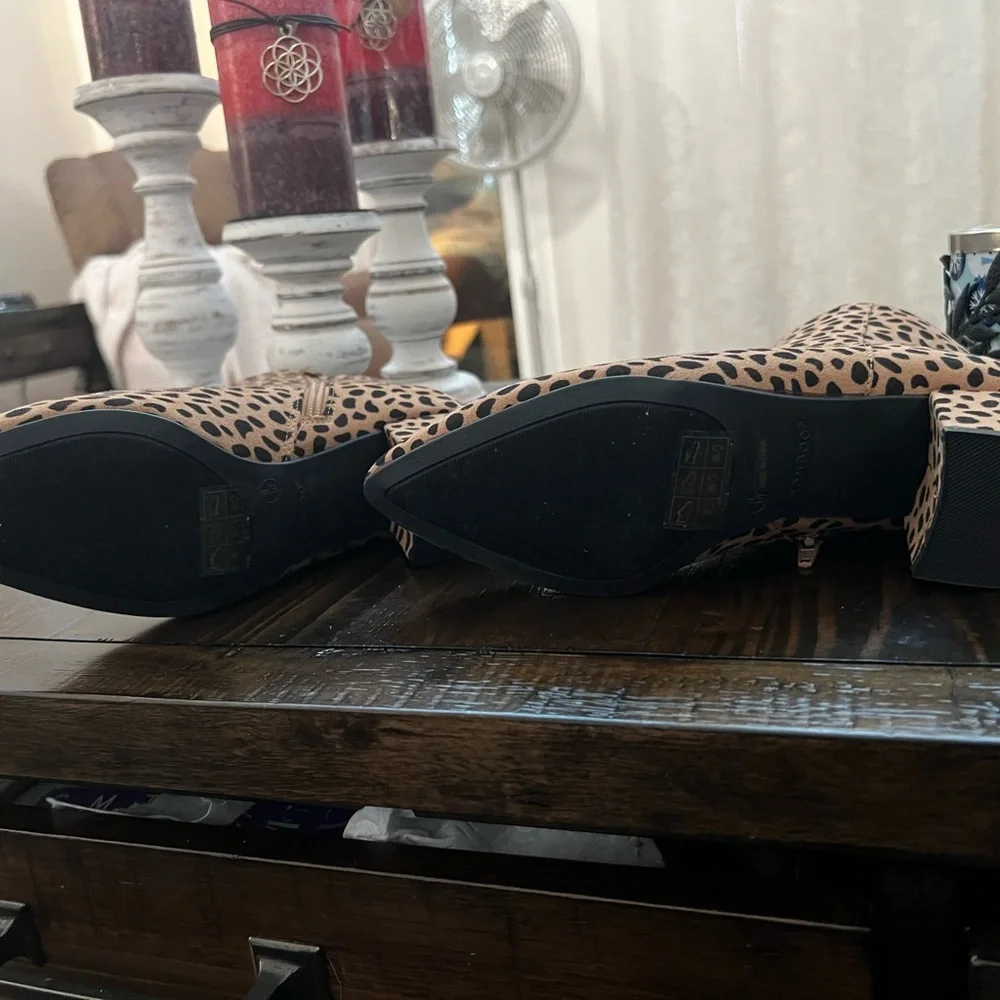 NEW BAMBOO Tan and Black Ankle Boots with Animal Print and Pointed Toe - Picture 3 of 3